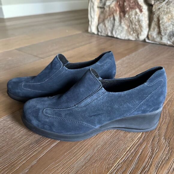 La Canadienne Lisa Wedge Slip-On In Navy - Picture 3 of 7